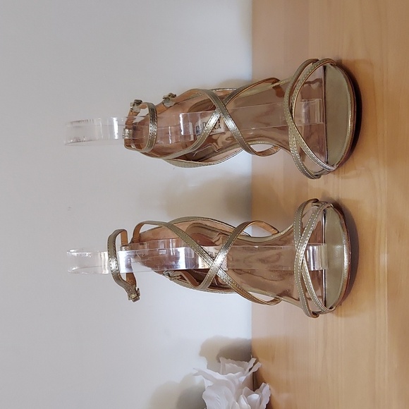 Badgley Mischka Soft Gold Embossed Pattern Leather Wedges Size 8 - Picture 4 of 16